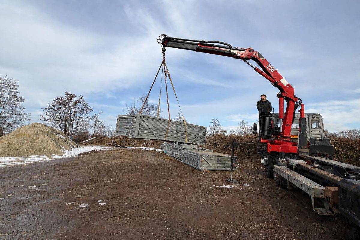 Kranarbeit – Kran hebt schwere Last