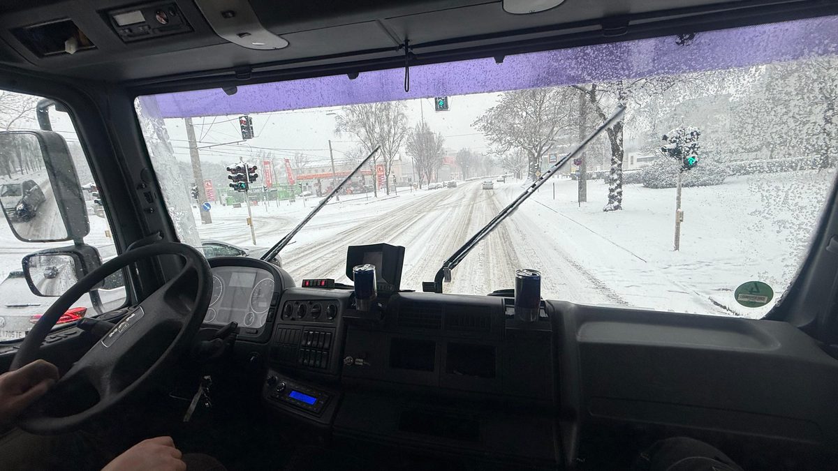 Transport – Fahrzeug beim Materialtransport